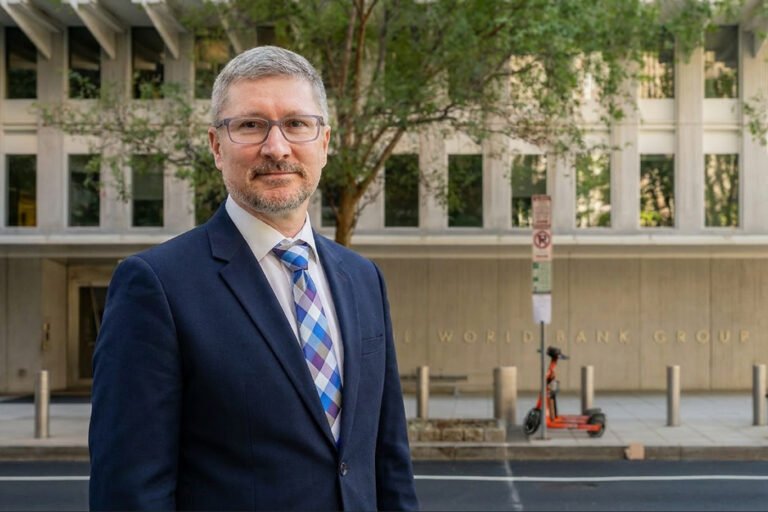 George Edwards stands in front of the World Bank Group headquarters before an ICSID arbitration testimony.